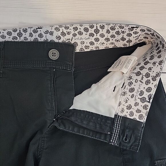 Lee black cargo shorts sinfully soft Women's Size 10 - Picture 6 of 11